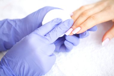 Spa Manikür. Fransız manikür spa salonu. Kadın bir manikür yordam alma bir tırnak salonda eller. Manikür yordamı.