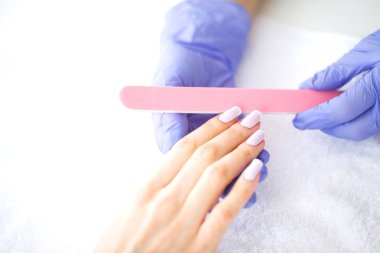 Spa Manikür. Fransız manikür spa salonu. Kadın bir manikür yordam alma bir tırnak salonda eller. Manikür yordamı.