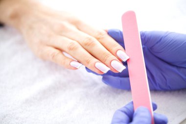 Spa Manikür. Fransız manikür spa salonu. Kadın bir manikür yordam alma bir tırnak salonda eller. Manikür yordamı.