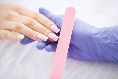 Spa Manikür. Fransız manikür spa salonu. Kadın bir manikür yordam alma bir tırnak salonda eller. Manikür yordamı.