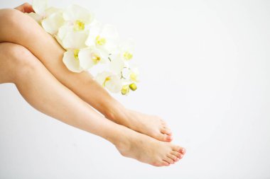 Spa. Masaj bacaklar beyaz arka plan üzerinde oturan kadın