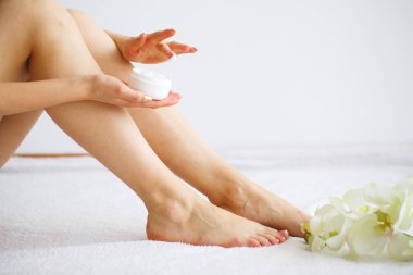 Spa. Masaj bacaklar beyaz arka plan üzerinde oturan kadın