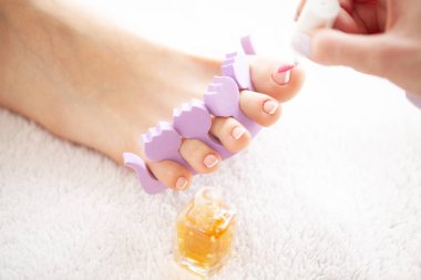 Pedikür gün. Pedikür yaparken profesyonel aletler kullanarak Master.