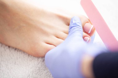 Pedikür gün. Pedikür yaparken profesyonel aletler kullanarak Master.