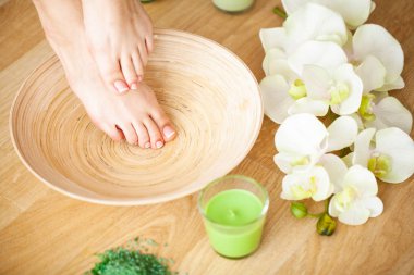 Pedikür gün. Pedikür yaparken profesyonel aletler kullanarak Master.