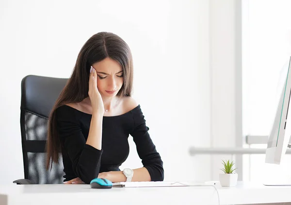 Douleur Femme Affaires Déprimée Belle Jeune Fille Est Assise Dans — Photo