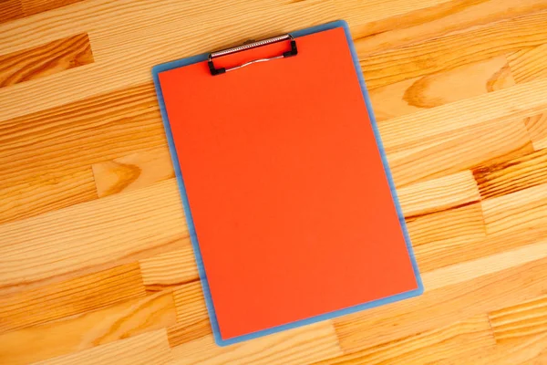 Boş klasör sarı kağıt ile. Bu Holding klasöre el ve ahşap arka plan üzerinde. Boşaltmak. Metin için yer.