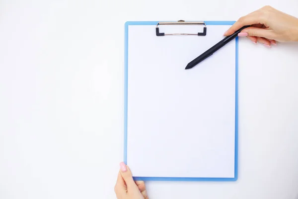 Blank Folder White Paper Hand Holding Folder Handle White Background — Stock Photo, Image