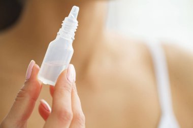 Vizyon ve tıp kavramı. Genç kız göz damlası elinde tutar. Kontakt lensler ile güzel bir kadın portresi. Sağlıklı bir görünüm. Yüksek çözünürlük.