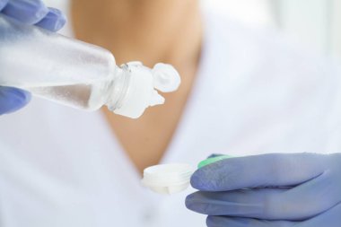 Vizyon ve tıp kavramı. Genç kız göz damlası elinde tutar. Kontakt lensler ile güzel bir kadın portresi. Sağlıklı bir görünüm. Yüksek çözünürlük.