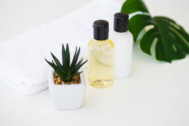 Kozmetik ve sağlık ürünleri. Spa natürmort gül çiçekleri ve temel yağlar ile.