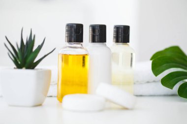 Kozmetik ve sağlık ürünleri. Mineral ve bitkisel cilt bakımı. Kavanoz krem, beyaz Kozmetik Şişeler. Etiket. Sabun ve beyaz havlu ile Spa ayarla.