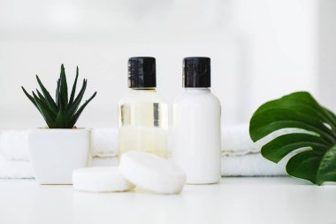 Kozmetik ve sağlık ürünleri. Spa natürmort gül çiçekleri ve temel yağlar ile.