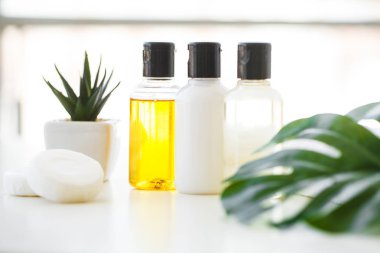 Kozmetik ve sağlık ürünleri. Spa natürmort gül çiçekleri ve temel yağlar ile.