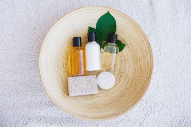 Kozmetik ve sağlık ürünleri. Mineral ve bitkisel cilt bakımı. Kavanoz krem, beyaz Kozmetik Şişeler. Etiket. Sabun ve beyaz havlu ile Spa ayarla.