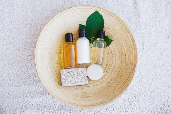 Kozmetik ve sağlık ürünleri. Mineral ve bitkisel cilt bakımı. Kavanoz krem, beyaz Kozmetik Şişeler. Etiket. Sabun ve beyaz havlu ile Spa ayarla.