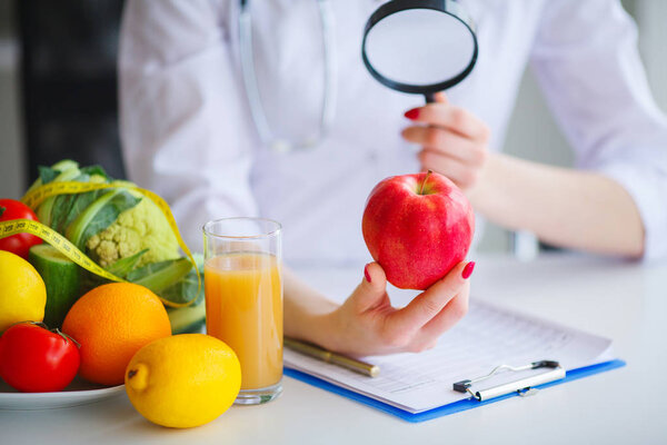 Некоторые фрукты, такие как яблоки, киви, лимоны и ягоды на столе питания
.