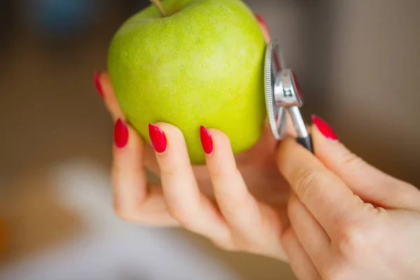 Salud Alimentación Saludable Nutricionista Sostiene Las Manos Fresh Green Apple —  Fotos de Stock