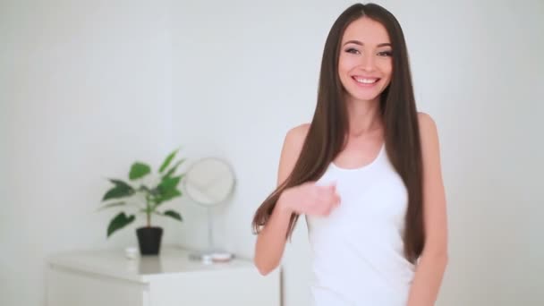 Beauty Face Care. Porträtt av ung kvinna med perfekt hud applicera kräm på hennes hud — Stockvideo
