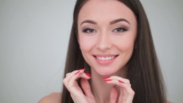 Kosmetické péči o obličej. Portrét mladé ženy s denní make-up se zavře a otevře oči — Stock video