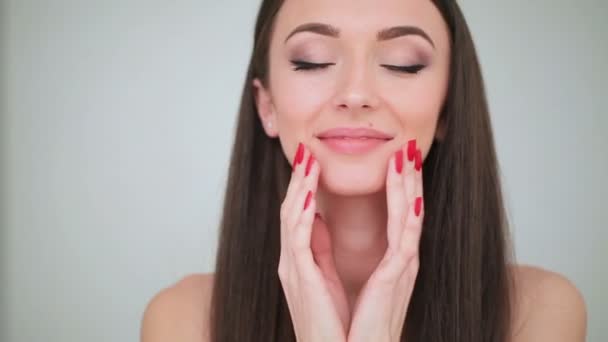 Beauty Face Care. Porträtt av ung kvinna med en daglig Makeup stänger och öppnar hennes ögon — Stockvideo