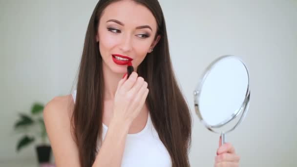 Trucco. Bella Bruna applica il rossetto . — Video Stock