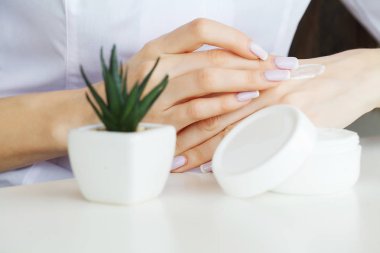 Kadın el kremi. El ile krema veya tedavi Salve yakın çekim.