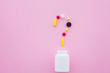 Tıbbi kavramı. Renkli hap ve kapsül pembe bir arka plan üzerinde. Eczane tema, kapsül hap ilaç antibiyotik paketleri ile.