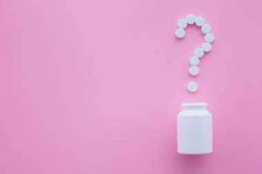 Tıbbi kavramı. Renkli hap ve kapsül pembe bir arka plan üzerinde. Eczane tema, kapsül hap ilaç antibiyotik paketleri ile.