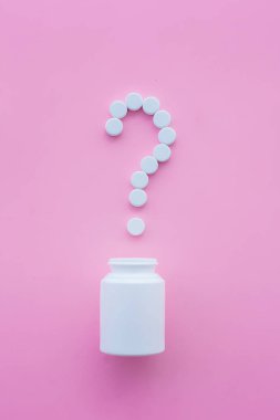 Tıbbi kavramı. Renkli hap ve kapsül pembe bir arka plan üzerinde. Eczane tema, kapsül hap ilaç antibiyotik paketleri ile.