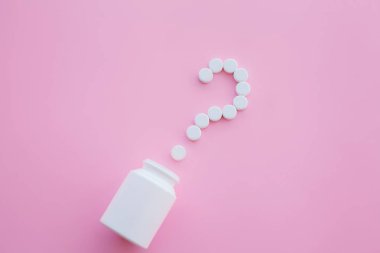 Tıbbi kavramı. Renkli hap ve kapsül pembe bir arka plan üzerinde. Eczane tema, kapsül hap ilaç antibiyotik paketleri ile.