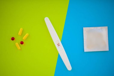 Hamilelik testi. İki şeritler ile olumlu sonucudur. Hap ile kısırlık tedavisinde, bir çocuk hamile kalma yardım et. Gebelik üzerinden tabletleri işe yaramazsa, Doğum kontrolü.