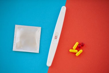 Hamilelik testi. İki şeritler ile olumlu sonucudur. Hap ile kısırlık tedavisinde, bir çocuk hamile kalma yardım et. Gebelik üzerinden tabletleri işe yaramazsa, Doğum kontrolü.