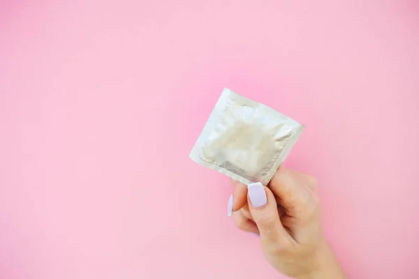 Anticoncepción Píldoras Anticonceptivas Condón Sin Envolver Píldoras Color Cápsula Sobre — Foto de Stock