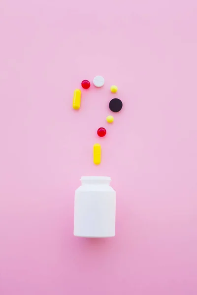 Concepto Médico Píldoras Color Cápsula Sobre Fondo Rosa Tema Farmacia — Foto de Stock