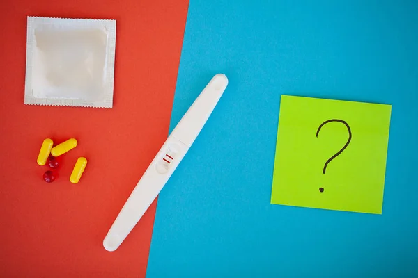 Risultato Positivo Primo Piano Del Test Gravidanza Pillole Contraccettive Concetto — Foto Stock