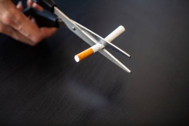 Arka plan ile kırık Sigara İçilmeyen kavramı durdurun. Yığın sigara. Sigara İçilmez.