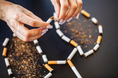 Arka plan ile kırık Sigara İçilmeyen kavramı durdurun. Yığın sigara. Sigara İçilmez.