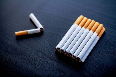 Arka plan ile kırık Sigara İçilmeyen kavramı durdurun. Yığın sigara. Sigara İçilmez.