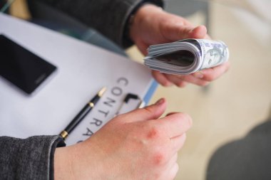 Rüşvet kavramı. Yolsuzluk kurumsal iş casusluk yasadışı kavramı.