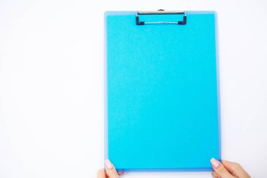 Boş klasör mavi kağıt ile. Bu klasör Holding ve beyaz zemin üzerine kalem ver. Boşaltmak. Metin için yer.