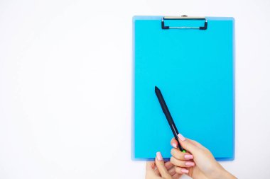 Boş klasör mavi kağıt ile. Bu klasör Holding ve beyaz zemin üzerine kalem ver. Boşaltmak. Metin için yer.