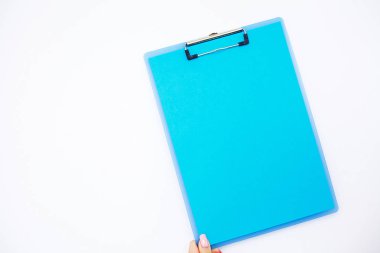 Boş klasör mavi kağıt ile. Bu klasör Holding ve beyaz zemin üzerine kalem ver. Boşaltmak. Metin için yer.