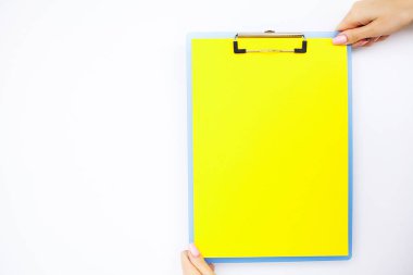 Boş klasör sarı kağıt ile. Bu Holding klasöre el ve beyaz arka plan üzerinde. Boşaltmak. Metin için yer.