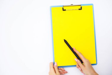 Boş klasör sarı kağıt ile. Bu Holding klasöre el ve beyaz arka plan üzerinde. Boşaltmak. Metin için yer.