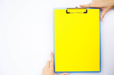 Boş klasör sarı kağıt ile. Bu Holding klasöre el ve beyaz arka plan üzerinde. Boşaltmak. Metin için yer.