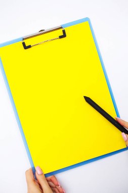 Boş klasör sarı kağıt ile. Bu Holding klasöre el ve beyaz arka plan üzerinde. Boşaltmak. Metin için yer.