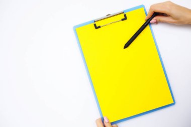 Boş klasör sarı kağıt ile. Bu Holding klasöre el ve beyaz arka plan üzerinde. Boşaltmak. Metin için yer.