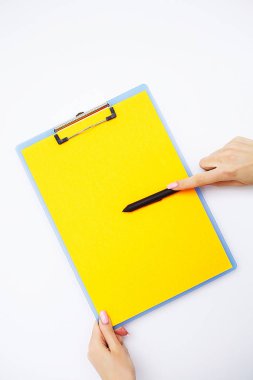 Boş klasör sarı kağıt ile. Bu Holding klasöre el ve beyaz arka plan üzerinde. Boşaltmak. Metin için yer.