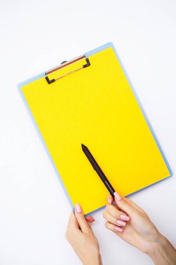 Boş klasör sarı kağıt ile. Bu Holding klasöre el ve beyaz arka plan üzerinde. Boşaltmak. Metin için yer.